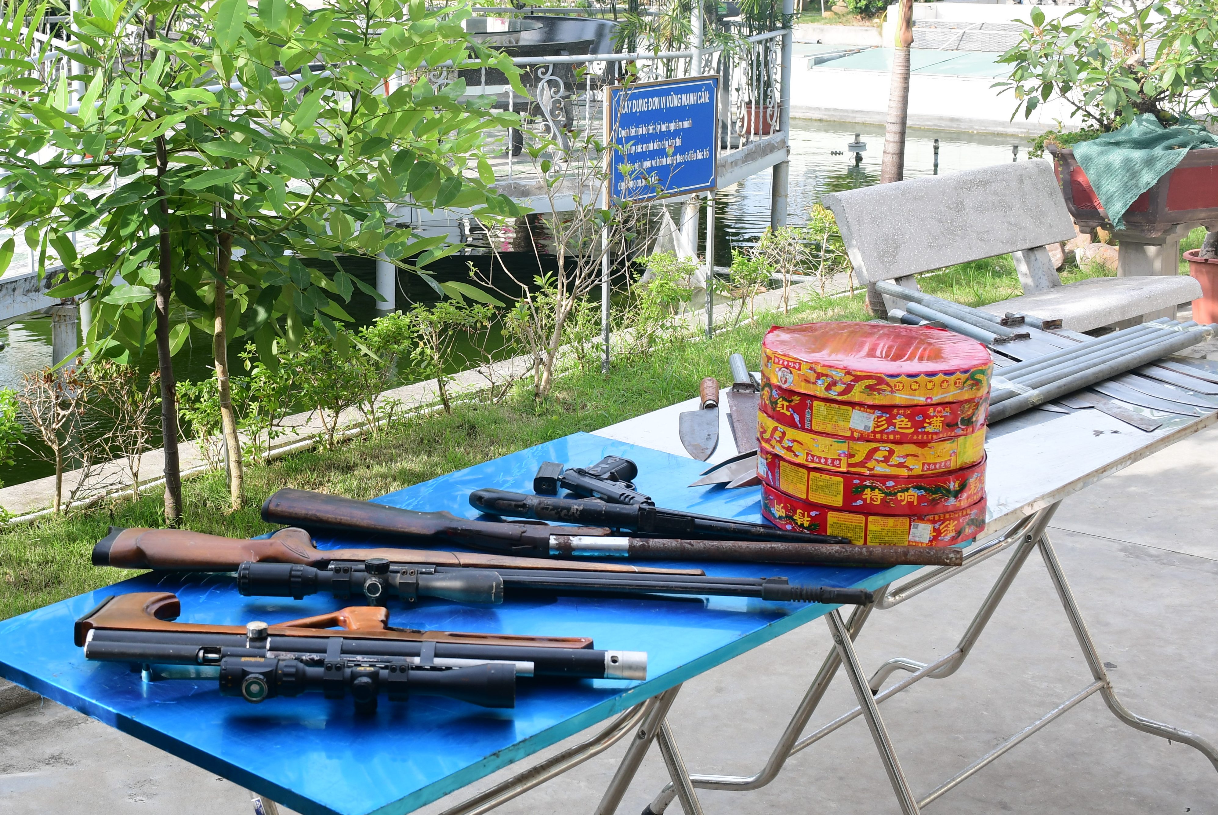 Tăng cường vận động nhân dân giao nộp vũ khí, vật liệu nổ